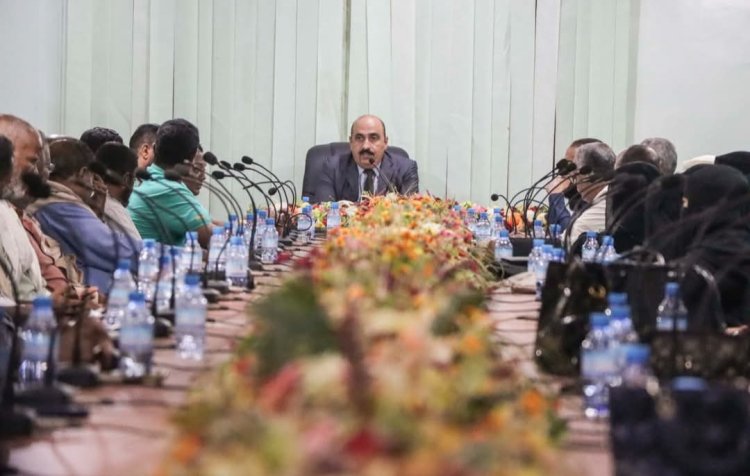 خلال ترؤسه لقاء الإدارات المدرسية بمديرية المكلا.. المدير باعباد يدشن اللقاءات المحورية ويؤكد انطلاقة العام الدراسي الجديد.