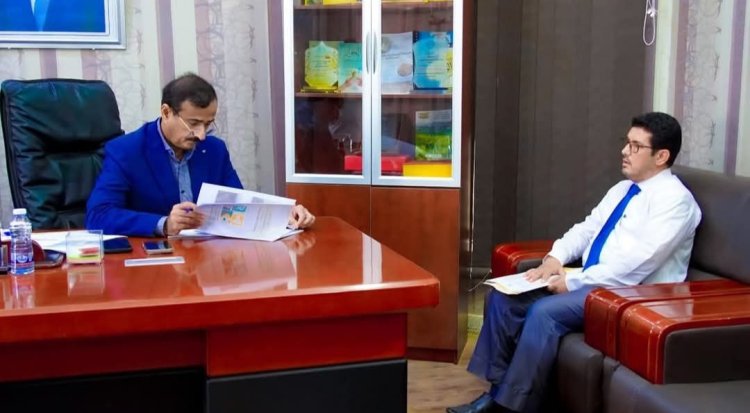 محافظ شبوة يطلع على تقرير نشاط صندوق صيانة الطرق للنصف الأول من العام الحالي