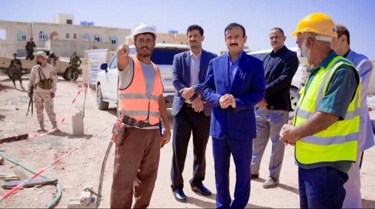 محافظ شبوة يتفقد مشروع مركز علاج سوء التغذية ويؤكد دعمه للقطاع الصحي
