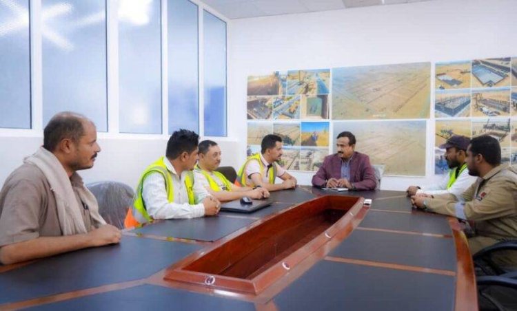محافظ شبوة يتفقد اللمسات الأخيرة لمشروع الطاقة الشمسية في عتق