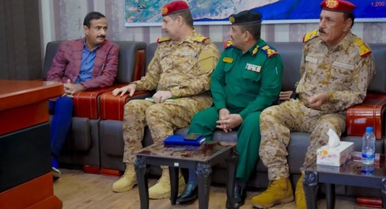 محافظ شبوة يبحث مع القيادات العسكرية والأمنية سبل الحد من مخاطر الهجرة غير الشرعية على المحافظة