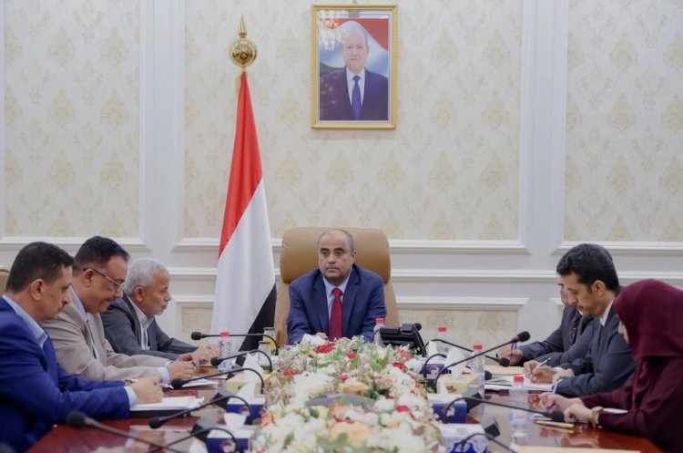 رئيس الوزراء يؤكد حرص الحكومة على تفعيل أداء هيئة الاستثمار وتحسين إجراءاتها لجذب المستثمرين