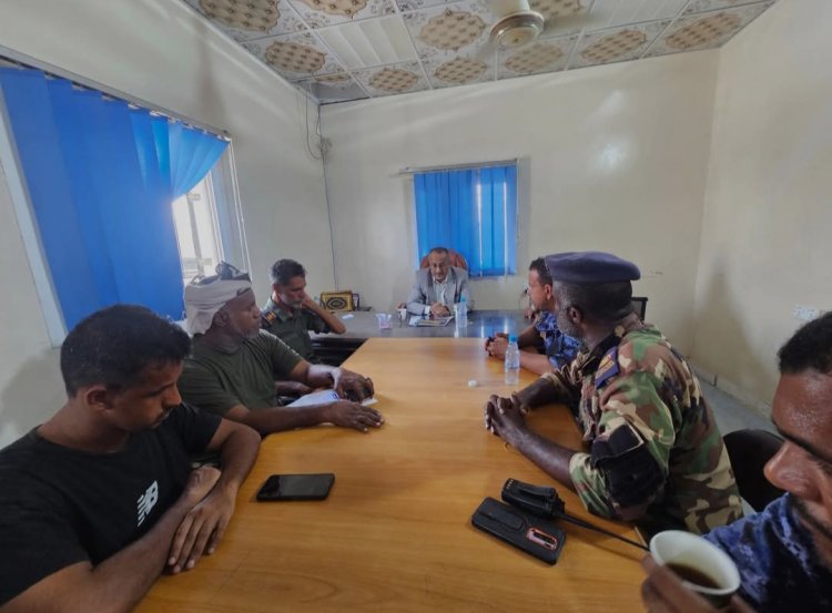 وكيل محافظة حضرموت للشؤون الفنية يترأس اجتماعاً موسعاً لبحث الأوضاع الأمنية بمديرية الشحر