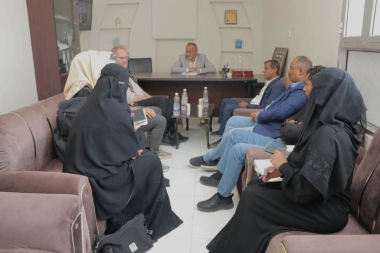 لقاء بالشحر يبحث رفد مستشفى الشحر العام بكادر طبي أجنبي مع منظمة أطباء بلا حدود