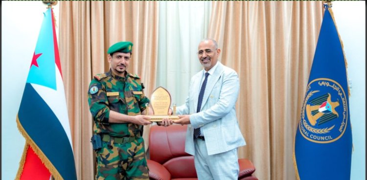 الرئيس عيدروس الزبيدي يكرم قائد حزام لحج نظير جهودة المتميزة في مكافحة الارهاب وتعزيز دعائم الأمن والأستقرار