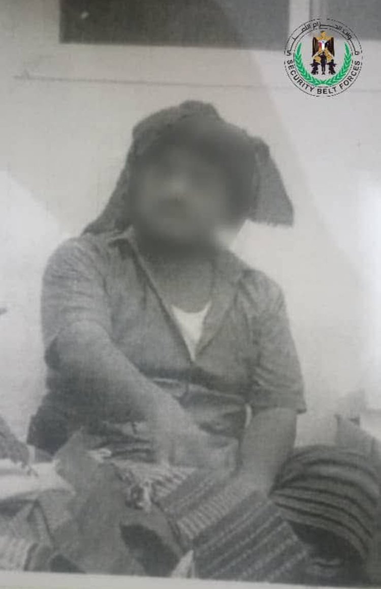 قوات الحزام الامني تلقي القبض على مطلوب قضائياً وتسلمه للجهات المختصة