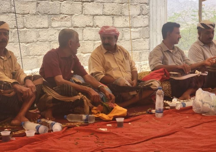 رئيس انتقالي شبوة يؤدي واجب العزاء في وفاة الشيخ علي محمد الهبيلي