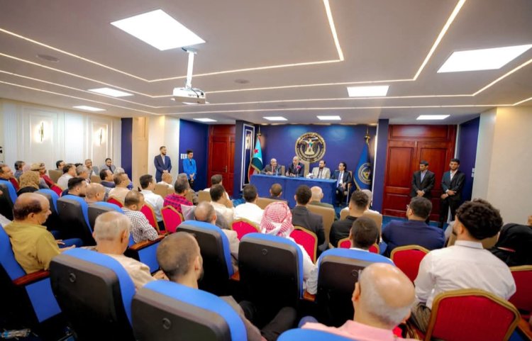 الرئيس الزُبيدي يدشّن برنامج النزول الميداني لفرق الرقابة الرئاسية والتوجيه السياسي