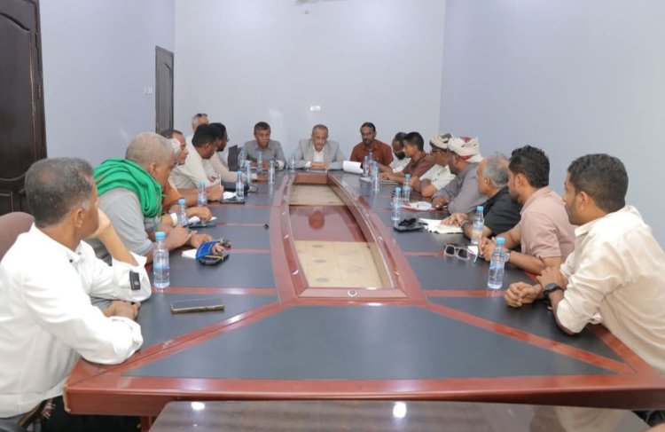 اجتماع موسع للجنة الطوارئ بالشحر لمناقشة استعدادات المديرية للموجة الشرقية