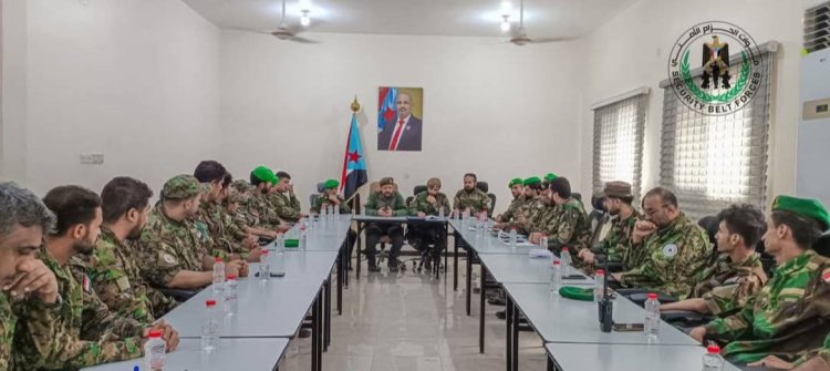 العقيد السرحي يترأس اجتماعاً بقيادات عمليات الحزام الأمني بعدن ويؤكد أهمية الانضباط ورفع كفاءة الأداء