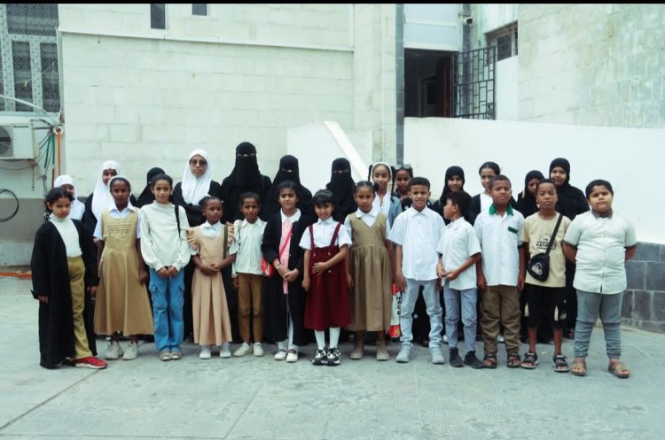 انتقالي حضرموت ينظم زيارة تعريفية لطلاب المخيم الصيفي إلى إذاعة المكلا