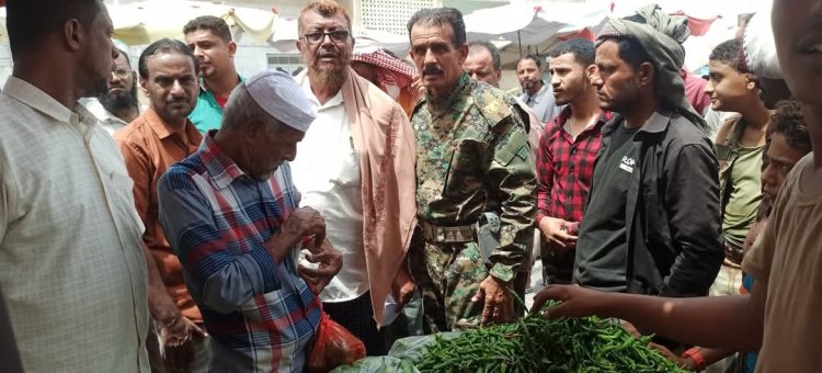 لجنة الرقابة على الأسعار بالشحر تغلق محلاً تجاريا وتلزم البائعين بأسعار الخضار المحددة رسميا