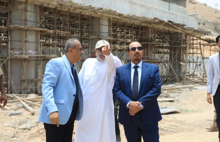 محافظ حضرموت يتفقد آليات ضبط الأسعار ويتابع جاهزية خور المكلا استعدادًا لاحتمال موجة أمطار ثانية