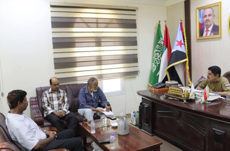 رئيس تنفيذية انتقالي حضرموت يلتقي مدير هيئة الأدوية بالمحافظة لمناقشة تنظيم أسعار الدواء وخدمة المواطنين
