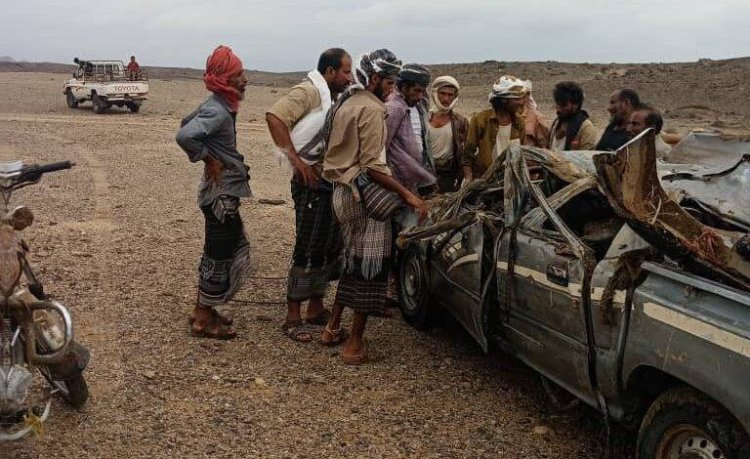 السيول تجرف سيارة مواد غذائية بوادي سعد بأحور ونجاة ركابها