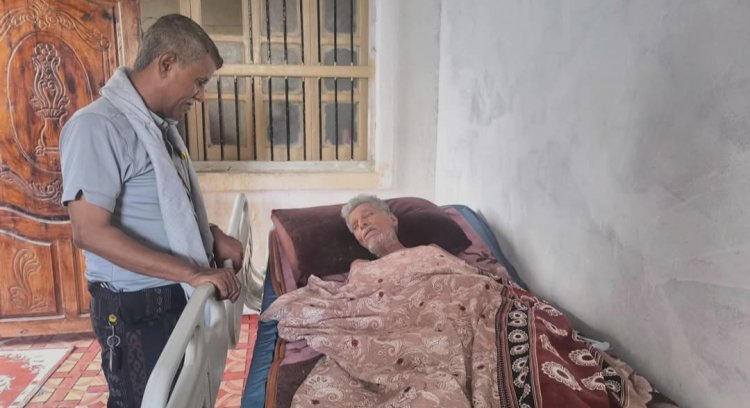 المدير العام لمديرية الشحر يطمئن على صحة الكابتن عمر محفوظ الهندي