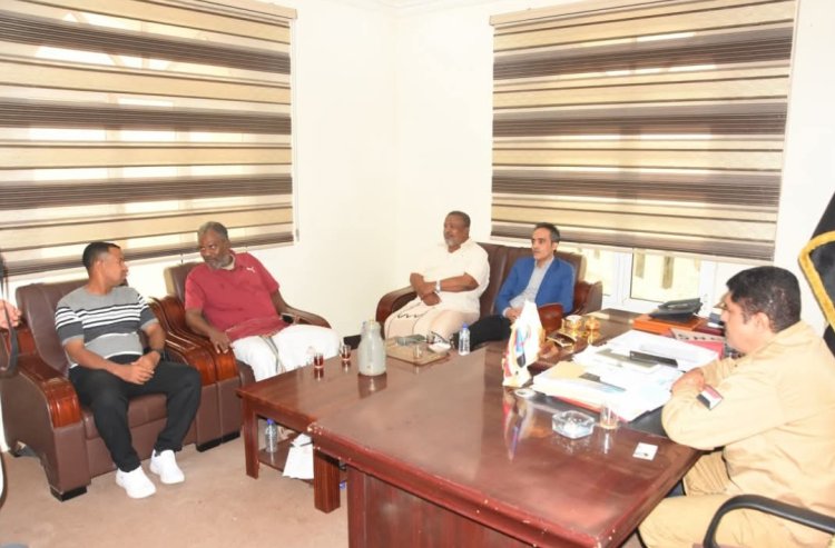 رئيس تنفيذية انتقالي حضرموت يلتقي رئيس رابطة نادي الشعب ويؤكد دعمه للشباب والرياضة