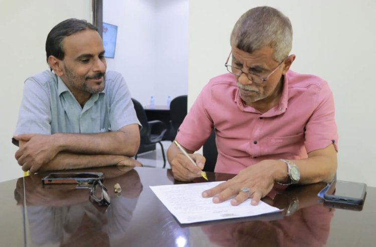 توقيع اتفاقية مشروع حفر بئر بعمق 50 متر بمنطقة العيص بمديرية الشحر