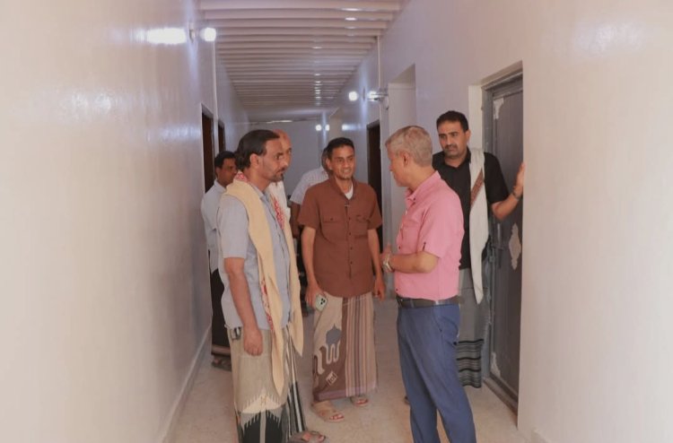 المدير العام لمديرية الشحر يتفقد مشروع تأهيل مبنى إدارتي المالية والضرائب