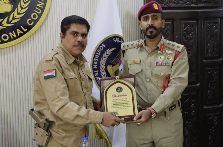 رئيس تنفيذية انتقالي حضرموت يكرم النقيب المهندس محمد باجابر لتفوقه في معهد القادة والأركان بالعاصمة عدن