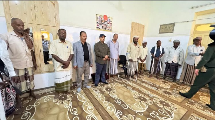 محافظ حضرموت يقدّم واجب العزاء لأسرتي الشابين يادين وحديجان بمديرية تريم