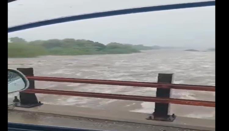 سيول الأمطار تغمر جسر الحسيني بوادي تبن في لحج