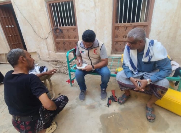 انتقالي شبام ومندوب الهلال الأحمر الإماراتي يطلعان على حجم الأضرار التي لحقت بعدد من المساكن