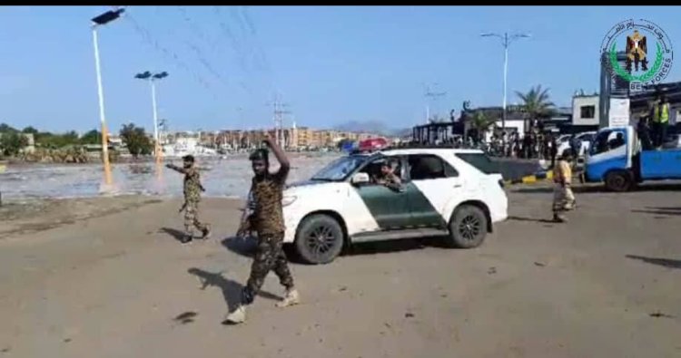 قوات الحزام الأمني تؤمّن مجرى السيول وتساند جهود الطوارئ في مديرية البريقة بالعاصمة عدن