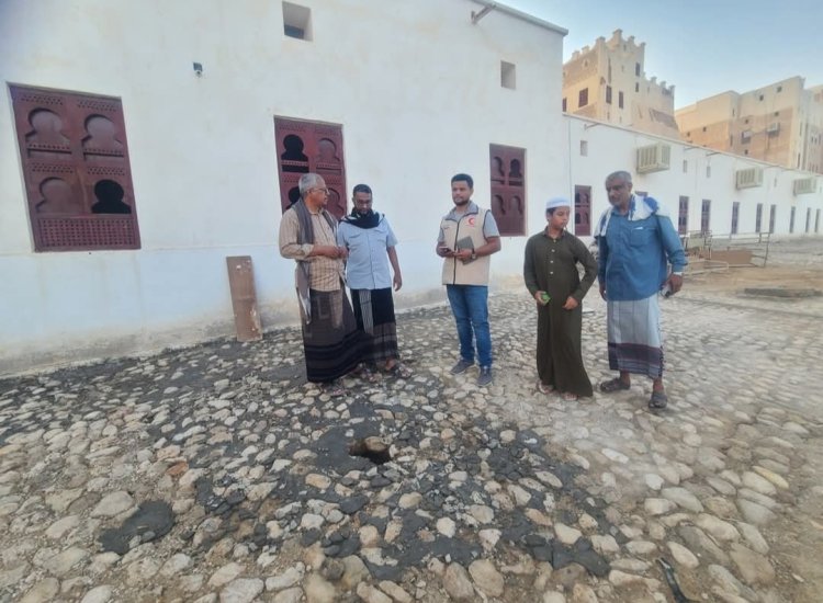 انتقالي شبام والهلال الأحمر الإماراتي يتفقدان مدرسة عبدالله بن سميط والمواقع المتضررة من الأمطار