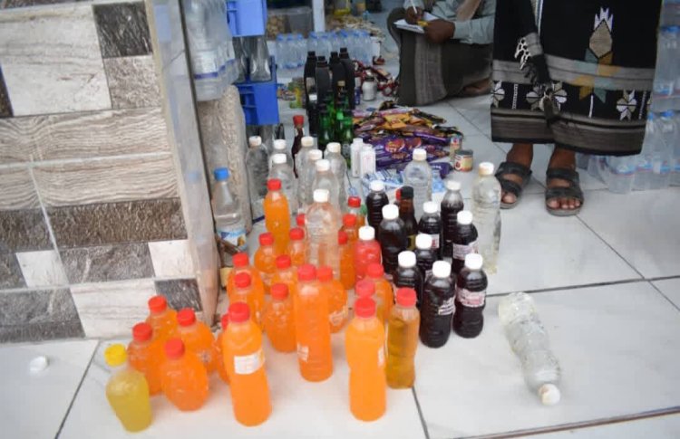 لجنة رقابة الأسعار بالشحر تغلق محلين وتضبط كمية من المواد المنتهية الصلاحية في مدينة الحامي