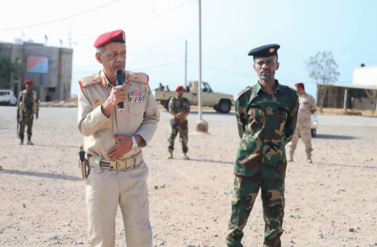 قائد المنطقة العسكرية الثانية يتفقد معسكر الكتيبة الخاصة ويشيد بجهودهم في حفظ الأمن وإسناد القوات الأمنية بالمكلا