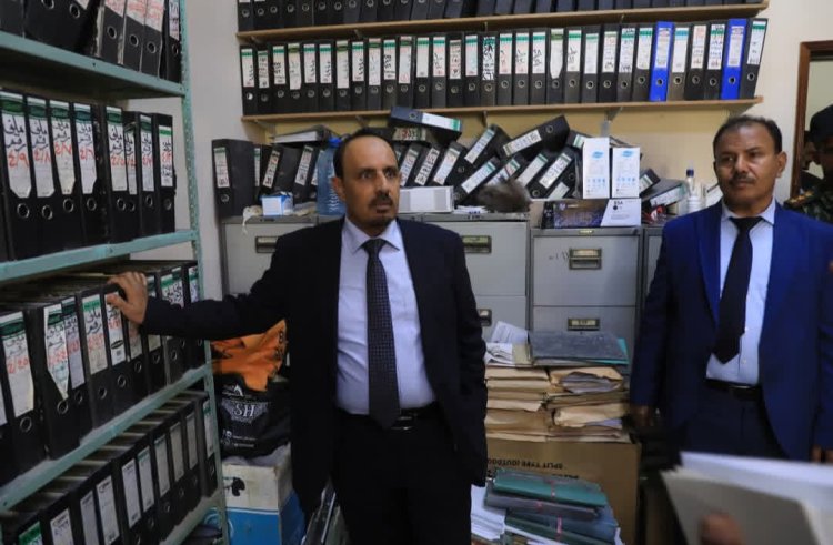 محافظ حضرموت يتفقد سير العمل في مجمع الدوائر الحكومية بسيئون ويناقش احتياجات المواطنين