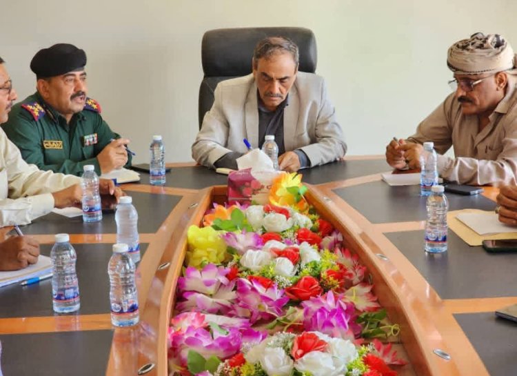 برئاسة الأمين العام هشلة.. اجتماع مشترك لمناقشة ضرورة تركيب كاميرات مراقبة عالية الجودة في المحلات التجارية والإدارات الحكومية بشبوة