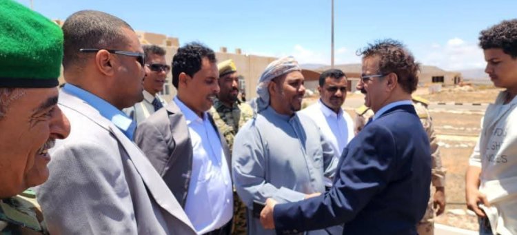 محافظ سقطرى يستقبل فريق التوجيه والرقابة الرئاسي في زيارة رسمية لتعزيز العمل المؤسسي