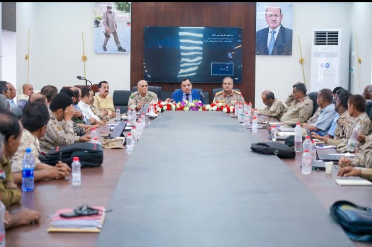 الوزير السقطري يحاضر في الأكاديمية العسكرية العليا حول استراتيجية الزراعة والأسماك