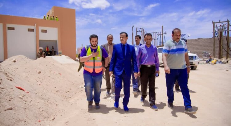 محافظ شبوة يشيد بنجاح التشغيل التجريبي لمشروع الطاقة الشمسية