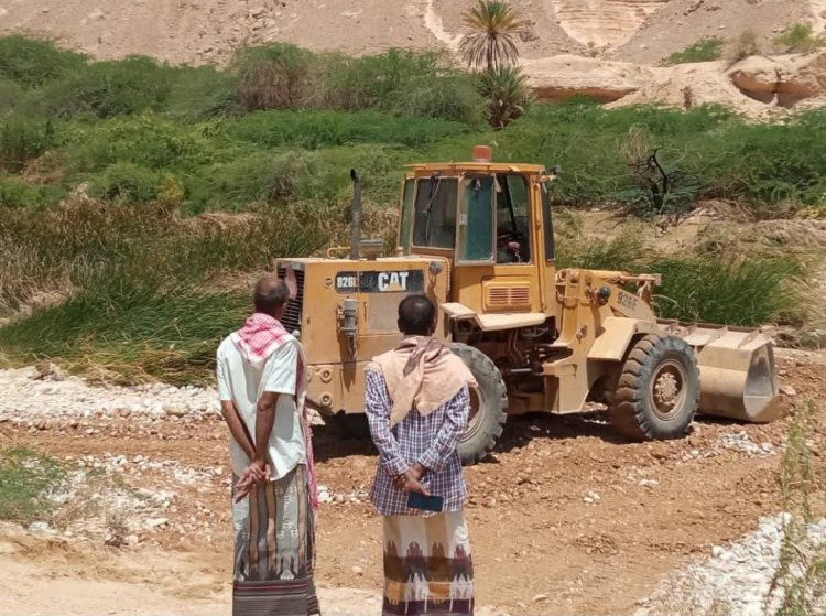 مكتب الأشغال بمديرية ساه يباشر في رفع مخلفات السيول وفتح الطرق المتضررة