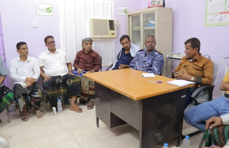 السلطة المحلية بالشحر تناقش مع أهالي وادي عرف أبرز الاحتياجات الخدمية والتنموية للوادي