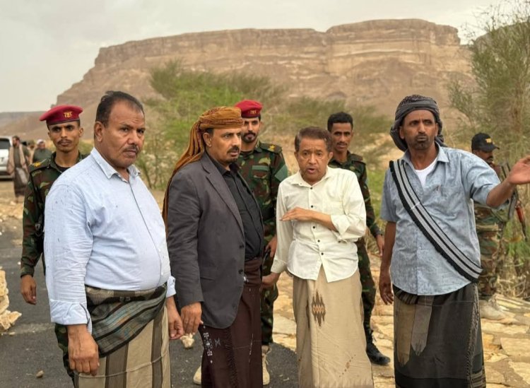 المحافظ بن ماضي يتفقد أضرار السيول ويتلمّس أحوال المواطنين بمديرية عمد