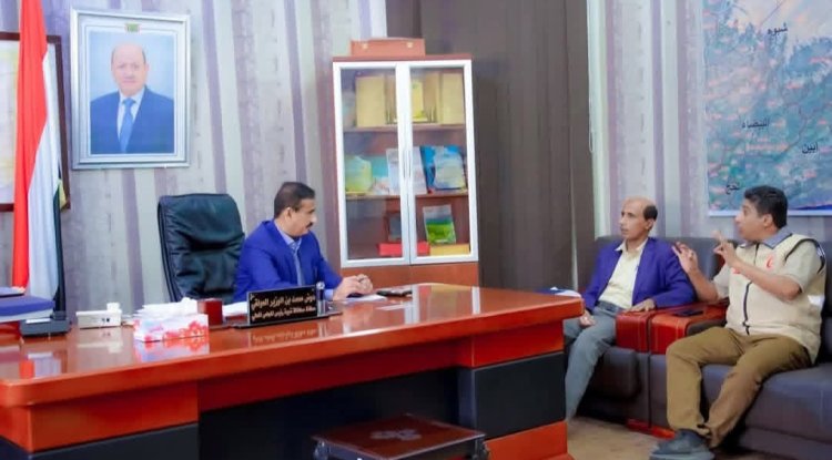 محافظ شبوة يبحث مع الهلال الأحمر الإماراتي مشروع التجهيزات المدرسية ويشيد بالدعم المستمر