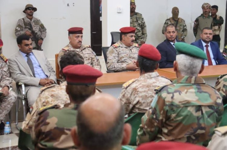 وزير الدفاع ومحافظ سقطرى يطلعان على جاهزية اللواء الأول مشاة بحري