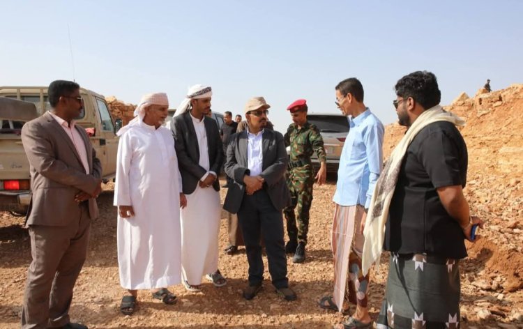 محافظ حضرموت يتفقد أضرار السيول ومستوى إنجاز طريق "عمد - الضليعة" بنسبة 94% ويوجه بسرعة استكمال الطريق الحيوي