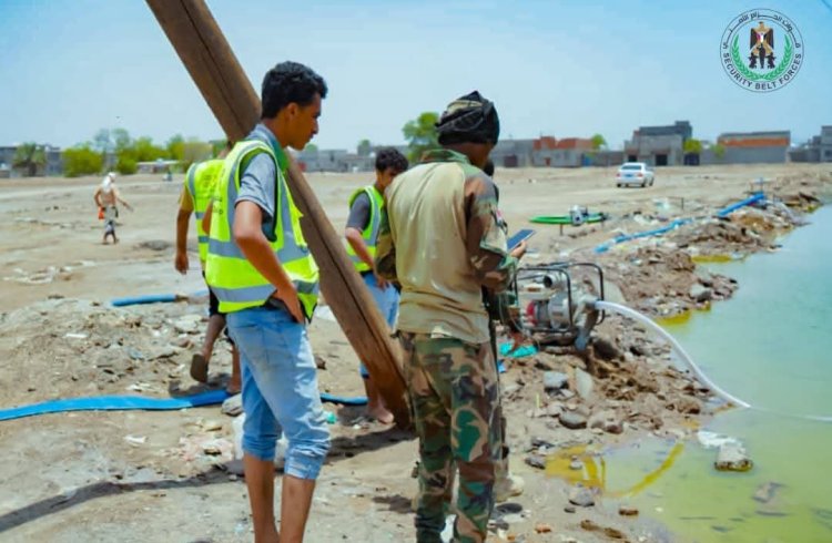 قوات الحزام الأمني تواصل جهود إنقاذ المتضررين من السيول في العاصمة عدن