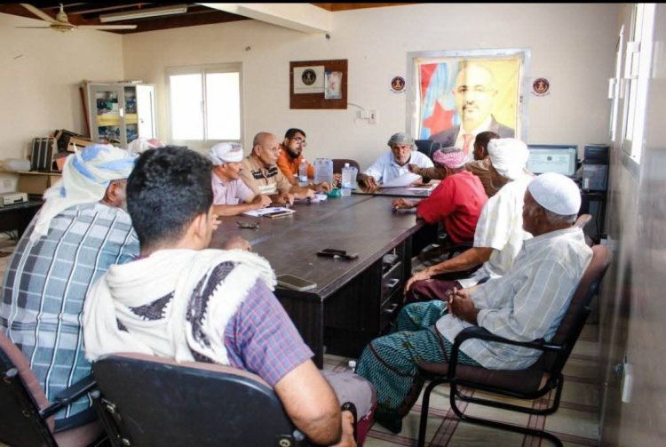 مدير عام غيل باوزير يجتمع برؤساء الأحياء السكنية لمناقشة قضايا الأمن والأشغال