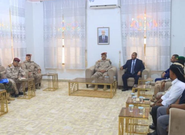 وزير الدفاع يترأس اجتماعاً للجنة الأمنية في محافظة سقطرى