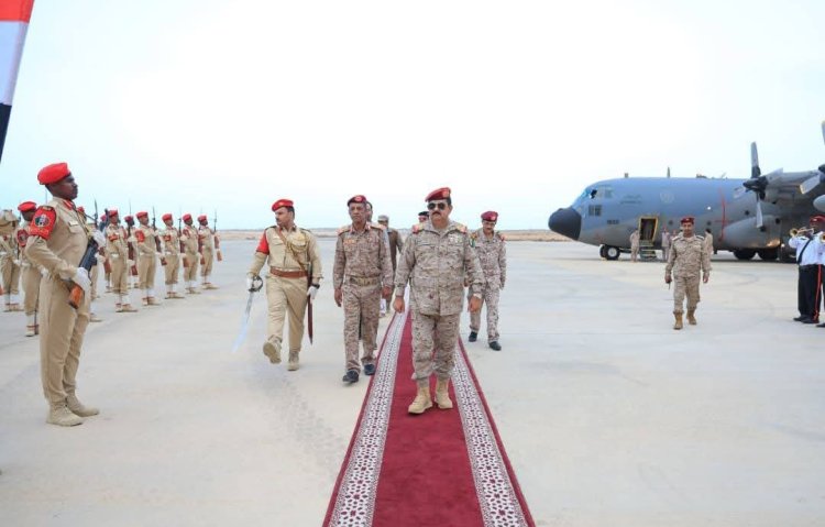 وزير الدفاع يصل المكلا ضمن جولة تشمل عدداً من المحافظات