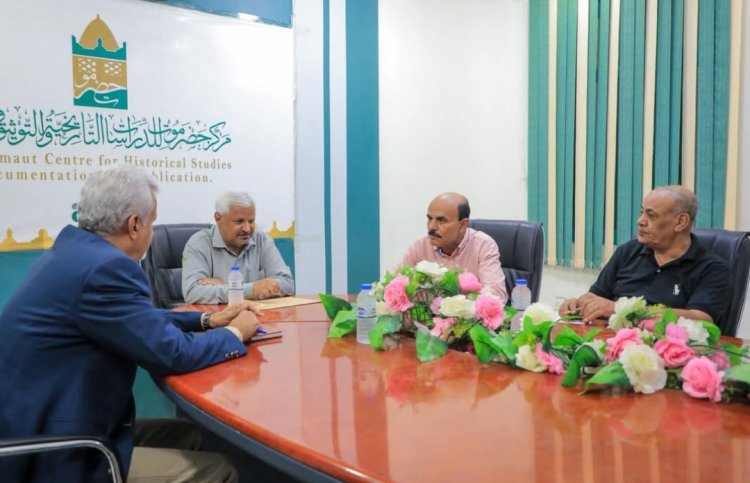 فريق التوجيه والرقابة الرئاسي ومنسقية انتقالي جامعة حضرموت في زيارة إلى مركز حضرموت للدراسة والأبحاث