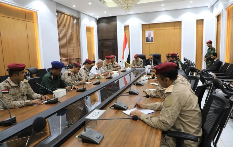 وزير الدفاع ومحافظ حضرموت يترأسان اجتماعاً موسعاً للجنة الأمنية بالمحافظة