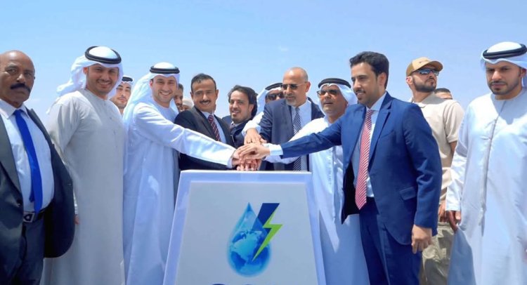 الرئيس الزُبيدي وسفير دولة الإمارات يفتتحون محطة الطاقة الشمسية في عتق