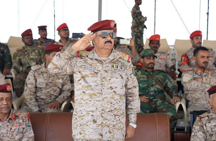 وزير الدفاع يشهد عرضاً عسكرياً مهيباً في المنطقة العسكرية الثانية بالمكلا